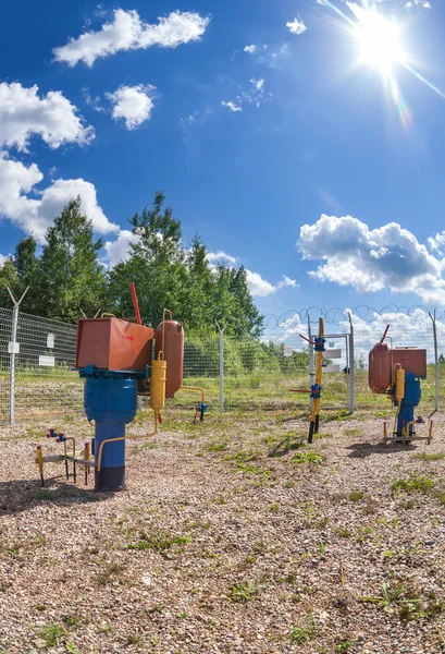 Punto di regolazione e distribuzione del gas in estate giornata di sole — Foto Stock