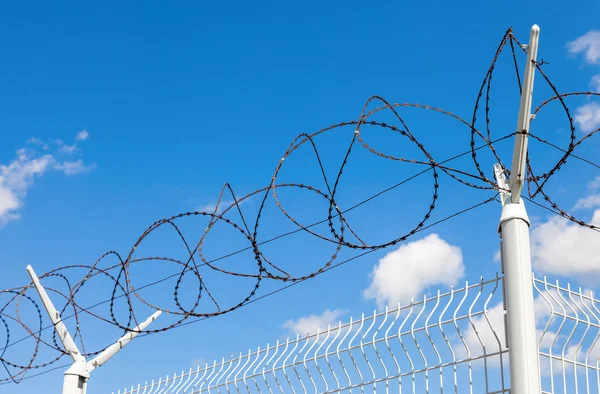 Barbed wire on blue sky background — Stock Photo, Image