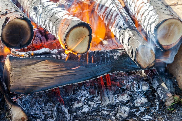 Nahaufnahme von heißem Brennholz am Lagerfeuer — Stockfoto