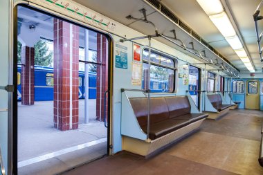 Samara, Rusya - 25 Ekim 2014: Metro tren stand sonunda