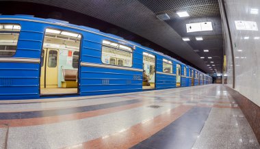 Samara, Rusya - 25 Ekim 2014: Metro tren stand sonunda