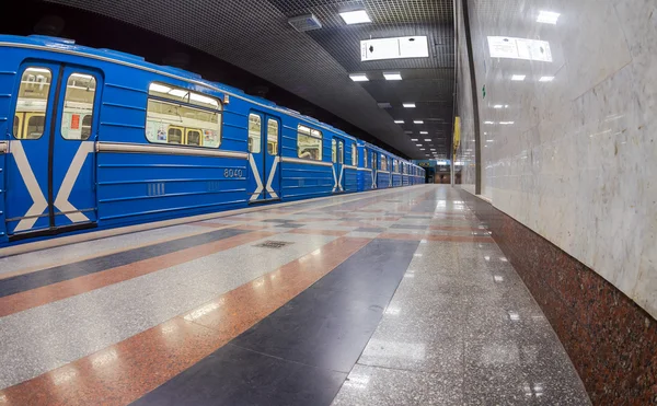 Samara, Rusya - 25 Ekim 2014: Metro tren stand sonunda — Stok fotoğraf