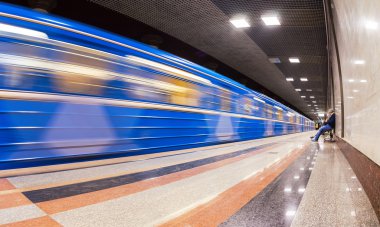 Yolcular metro istasyonu Rossiyskaya tren bekliyor