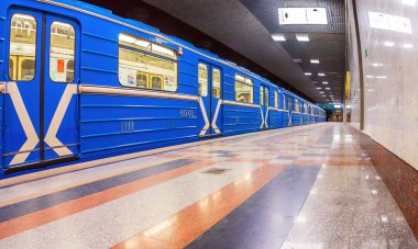 Metro treninin uç istasyon üzerinde durmak. İstasyonun Rossiyskaya iç görünüm