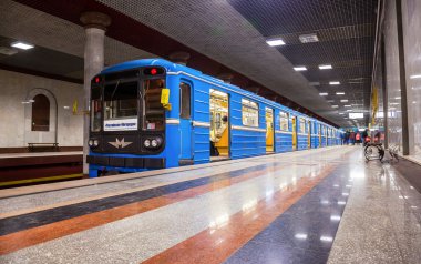 Metro treninin uç istasyon üzerinde durmak. İstasyonun Rossiyskaya iç görünüm