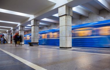 Samara, Rusya Federasyonu - 25 Ekim 2014: tren hareket subwa, Blue
