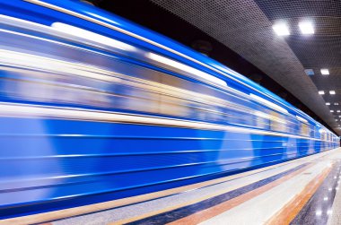 Mavi metro tren istasyonunda hareket