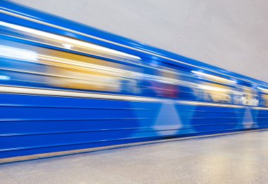 Mavi metro tren istasyonunda hareket