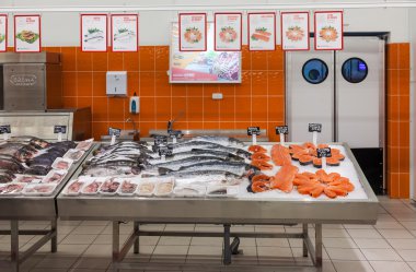 Samara, Rusya - 26 Ekim 2014: Çiğ balık TH Satılık hazır
