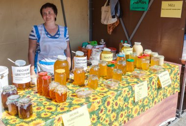 Samara, Rusya - ö. 7 Eylül 2014: kadın satıcı üzerinde bal