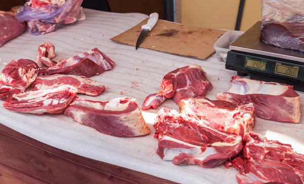 Carne picada crua pronta para venda no mercado local — Fotografia de Stock