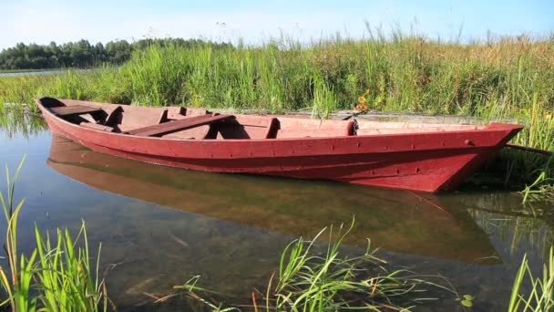 Letní jezerní scenérie se starou dřevěnou lodí — Stock video