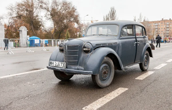 Vintage coche alemán Opel Kadett 1939 en la plaza Kuibyshev — Foto de Stock