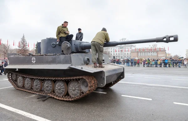 Serbatoio Tigre tedesco vintage ricostruito sulla piazza Kuibyshev — Foto Stock