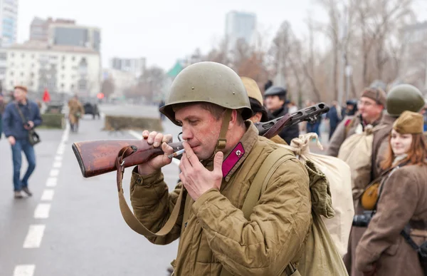 Ledamot av historiska reenactment i sovjetiska armén uniform efter slaget — Stockfoto