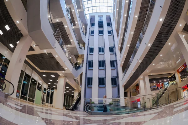 Samara alışveriş merkezi Avrora içinde. En büyük alışveriş merkezi Samara biri.