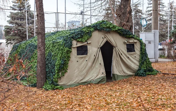 Getarntes Militärzelt im Herbstpark — Stockfoto