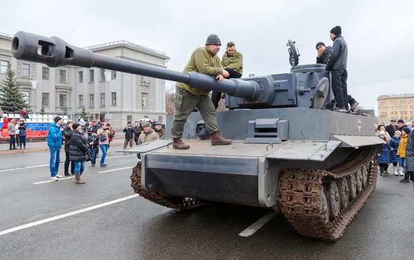 Rekonstruierter alter deutscher Tigerpanzer auf dem Kuibyschew-Platz — Stockfoto