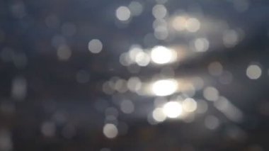 Köpüklü su dalgalı bir güneşli yaz gününde parlıyor. Bulanık arka plan