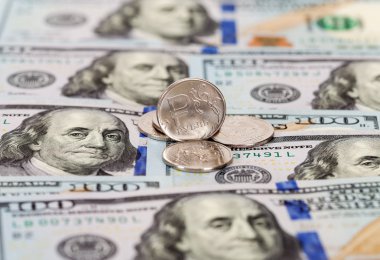 Rus ruble paraları dolar banknotlar üzerinde kapat