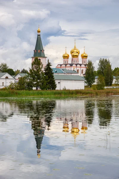 俄罗斯东正教大教堂。在瓦尔代，俄罗斯的 iversky 修道院 — 图库照片
