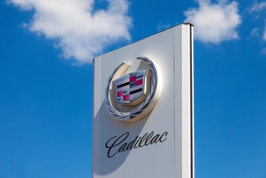 Samara, Rusya Federasyonu - 24 Nisan 2014: amblemi cadillac mavi gökyüzü üzerinde