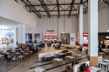 Samara, Rusya - 16 Kasım 2014: Food court adlı bir alışveriş cen