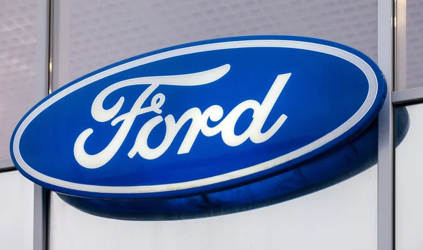 SAMARA, RUSIA - 8 DE NOVIEMBRE DE 2014: El emblema Ford en la oficina —  Fotos de Stock