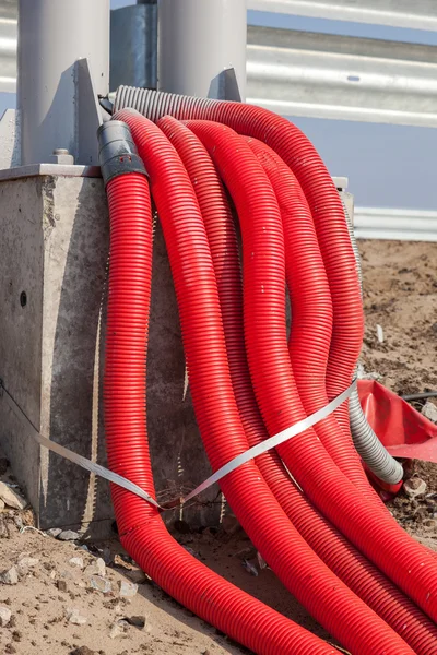 Bando de cabos elétricos em uma concha protetora — Fotografia de Stock