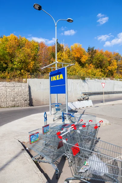 SAMARA, RUSSIA - SEPTEMBER 14, 2014: Large empty blue shopping c — Stock Photo, Image