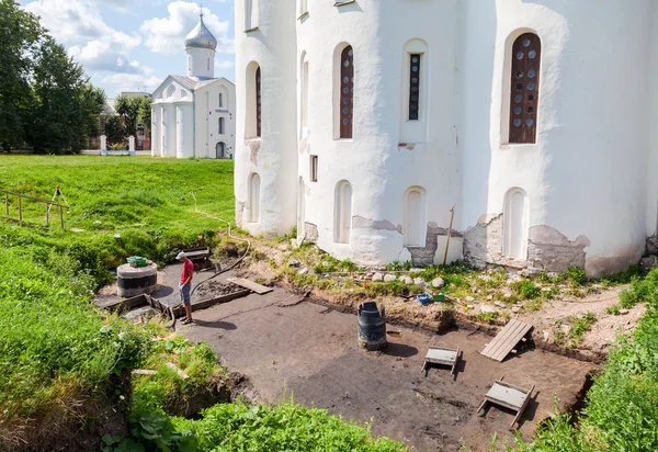 Archeologické vykopávky na zdi staré katedrály — Stock fotografie