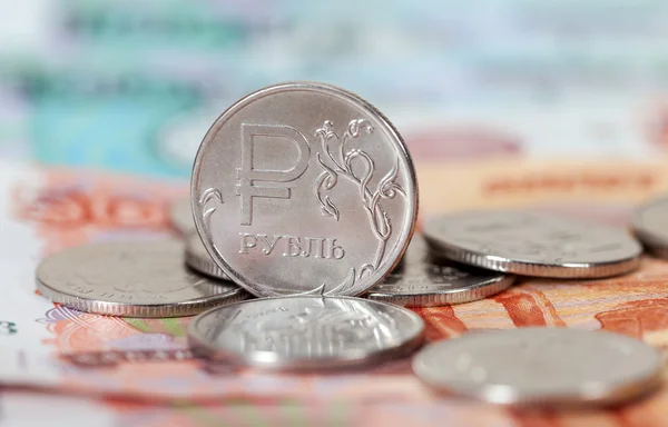 Moneda rusa, rublo: billetes y monedas en primer plano — Foto de Stock