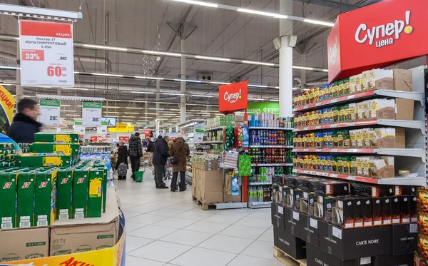 Interior of the hypermarket Karusel. One of largest retailer in — Stock Photo, Image
