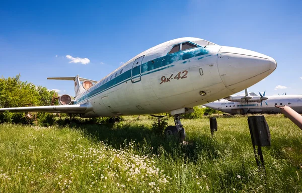 Antiguo avión ruso Yak-42 en un aeródromo abandonado en verano — Foto de Stock