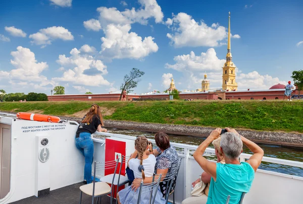 Toeristen op de rondvaartboten kijken op Peter en Paul Fortress — Stockfoto
