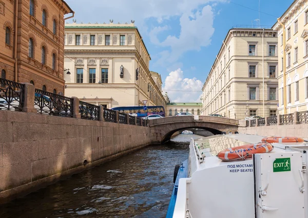 Barco turístico pasa por el canal en un día soleado en el hist — Foto de Stock