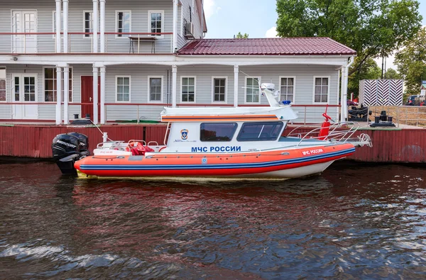 Rescue boat moored to the dock on a summer day — Stock Photo, Image