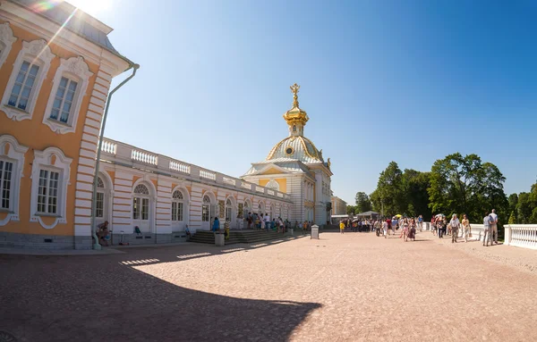 Peterhof Palace in summer sunny day. Palace and Park was include — Stock Photo, Image