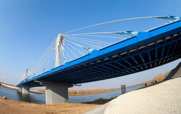 Kirovsky καλωδιακή γέφυρα πέρα από τον ποταμό ΣΑΜΑΡΑ σε Kirovsky distri — Φωτογραφία Αρχείου