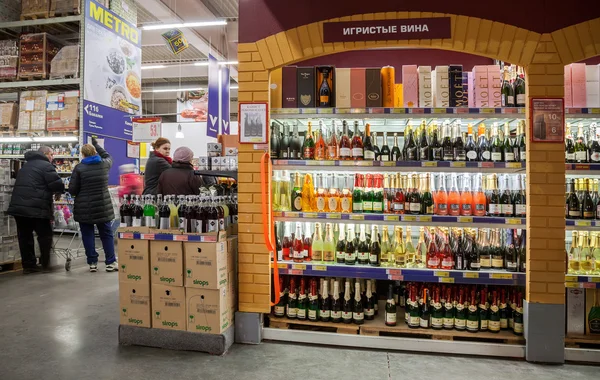 Apresentar bebidas alcoólicas no hipermercado METRO — Fotografia de Stock