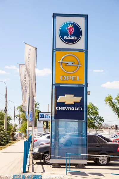 Official dealership signs and flags against blue sky — Stock Photo, Image