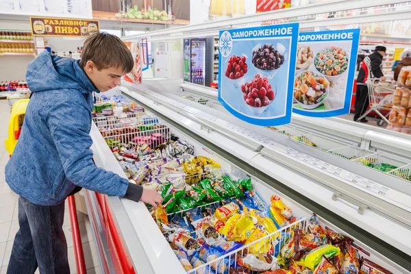 Young boy choosing ice cream at shopping in supermarket — Stock Photo, Image