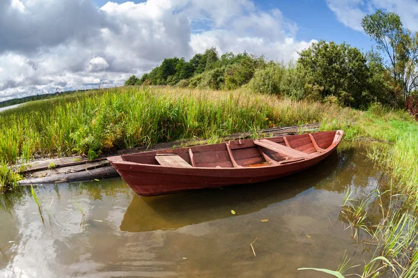 Oude houten boot aan het meer in de zomerdag — Stockfoto