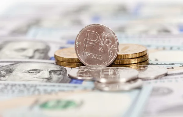 Ruské rubly mince a dolary bankovky zavřít — Stock fotografie