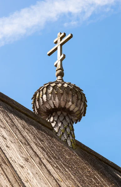 Eski ahşap kubbe ile çapraz mavi karşı Hıristiyan Kilisesi — Stok fotoğraf