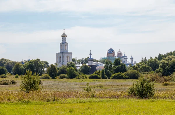 Widok na klasztor St. George's w Veliky Novgorod, Federacja Rosyjska — Zdjęcie stockowe
