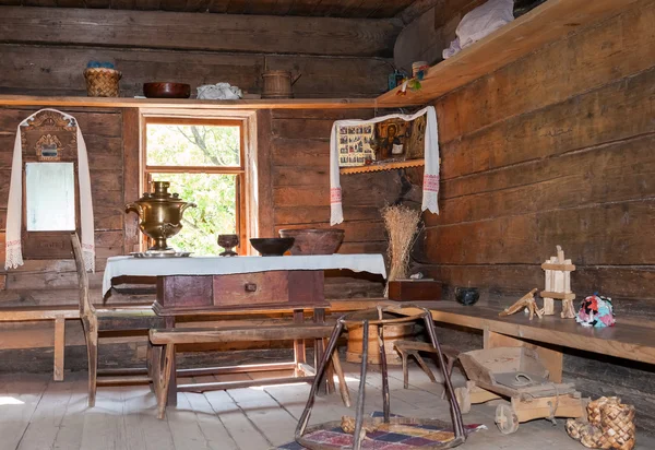 Interior da antiga casa de madeira rural no museu de arcos de madeira — Fotografia de Stock