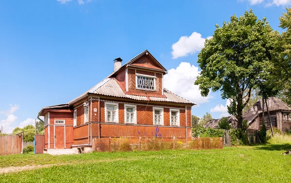 Rus köy eski ahşap evde. Novgorod bölgesi, Rusya Federasyonu — Stok fotoğraf