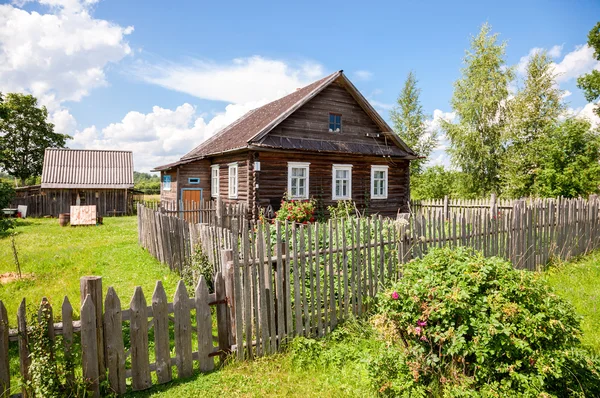 Vecchia casa in legno nel villaggio russo. Regione di Novgorod, Russia — Foto Stock