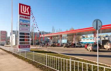 Lukoil benzin istasyonunda güneşli bir gün
